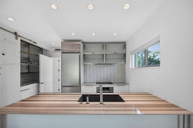 Building Photo - 1000 N Shore Dr