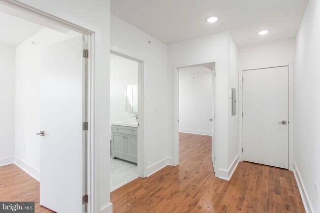 Building Photo - 1100 S 27th St
