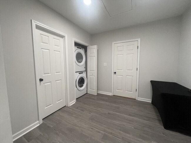 Building Photo - SPACIOUS COTTAGE FOR LEASE - Pre-Leasing August 2026!