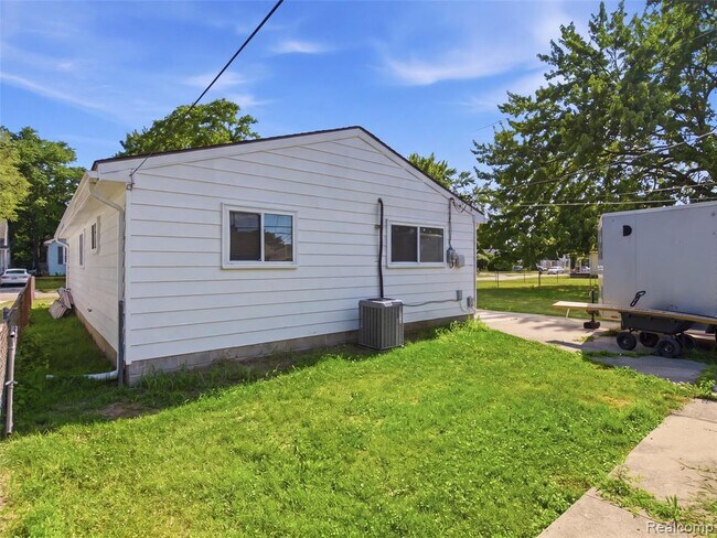 Building Photo - 1221 E Granet Ave