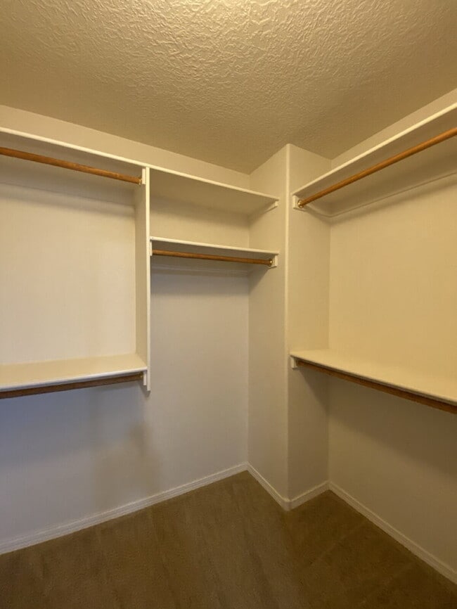 Building Photo - Large 5BR/2Story w/Balcony - Northern Meadows