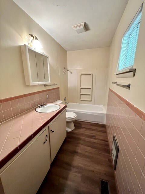 Building Photo - 2011 Helen St