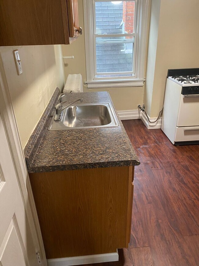 Building Photo - Lovely One Bedroom Apartment in Squirrel Hill