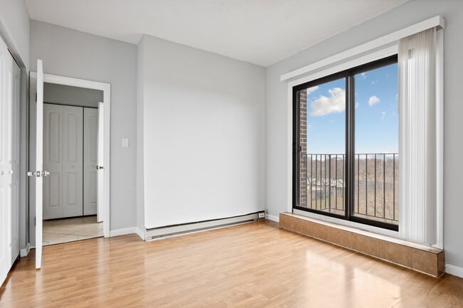 Building Photo - 4520 N Clarendon Ave