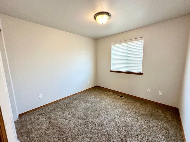 Building Photo - Spacious 4 Bedroom 2 Bathroom Home on Culd...