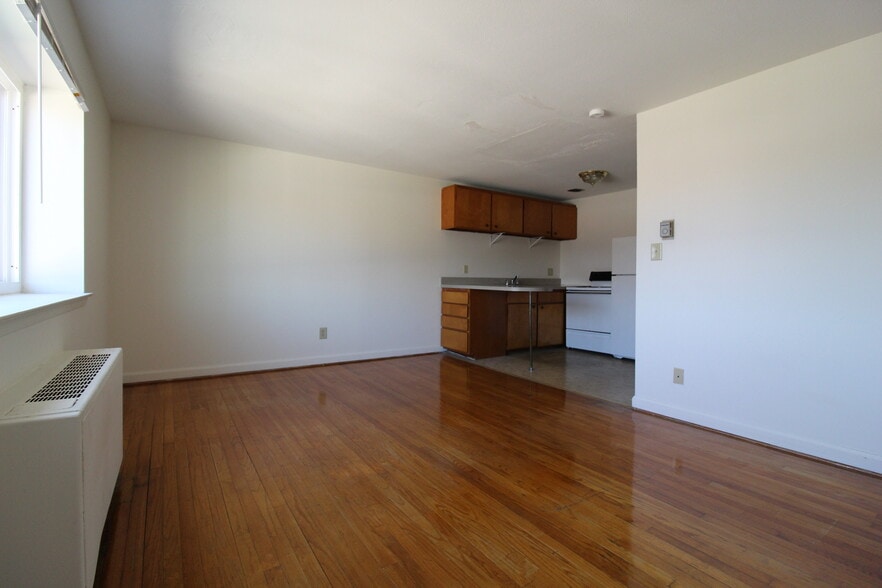 Building Photo - 484 Tolland St