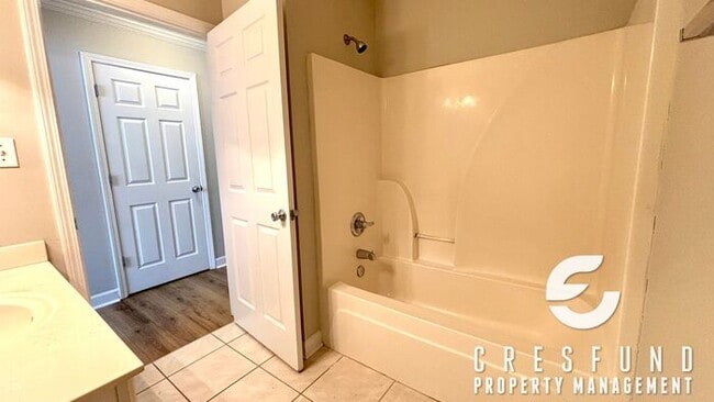 Building Photo - BRAND NEW FLOORING!!! - 2 Bed, 2 Bath Cond...
