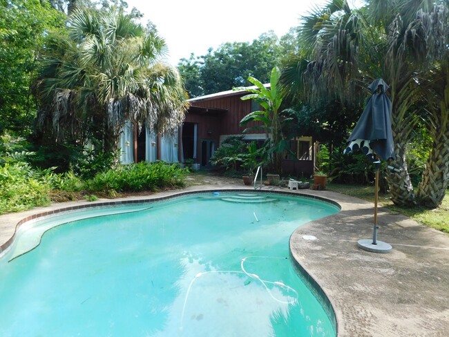 Building Photo - Gorgeous Rustic Home in Alachua!