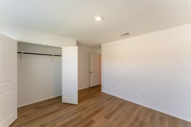 Building Photo - Modern Elegance in Kyle: 3BR Home with Office, Double Vanity, and Stylish Kitchen Island