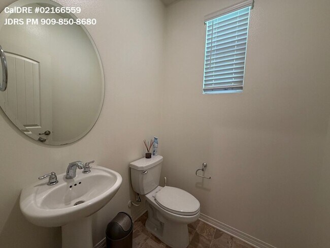 Building Photo - Eastvale 4 Bedroom Condo