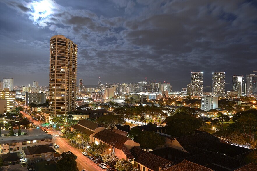 Night time lanai view - 824 Kinau St