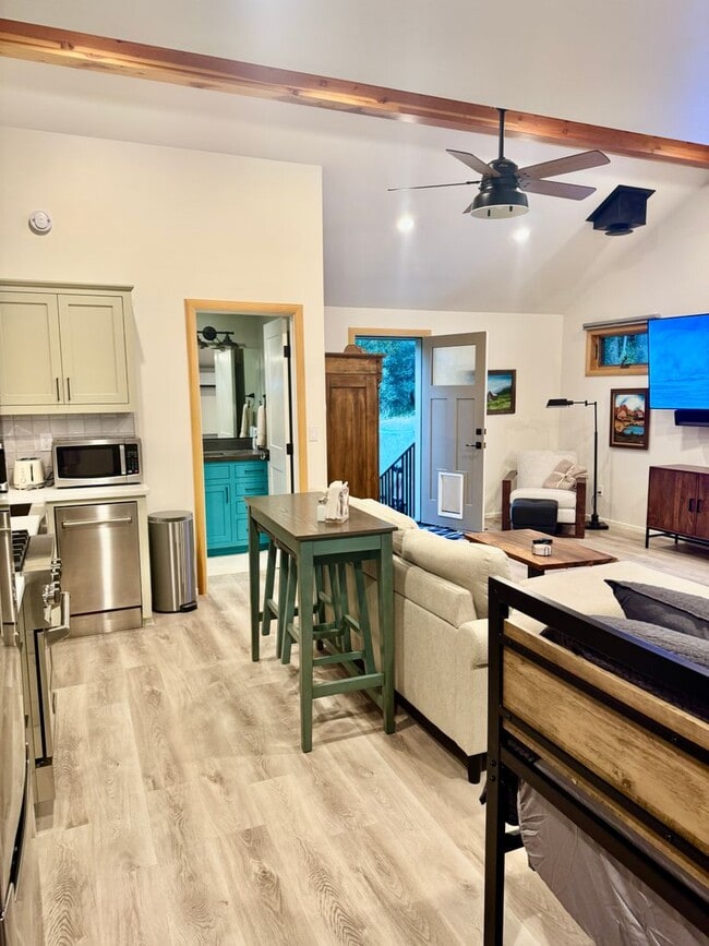 Building Photo - Immaculate Designer Furnished Studio in Co...