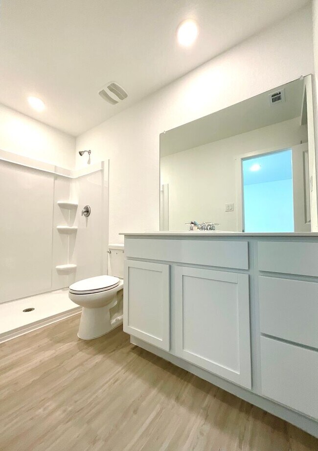 Building Photo - **APPLICATION RECEIVED** Modern 3-Bed, 2.5-Bath Home with Included Internet & Fenced Backyard in ...