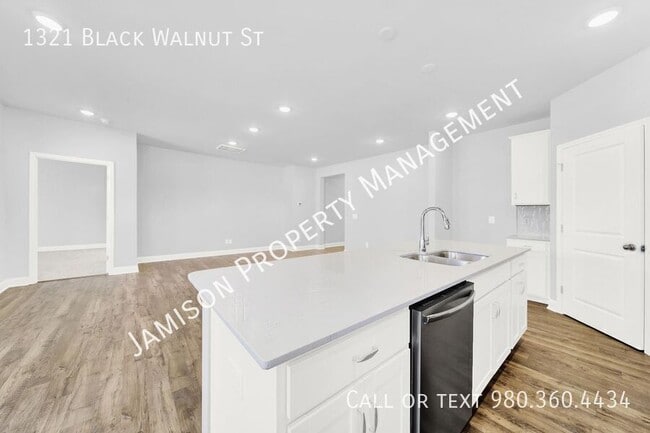 Building Photo - 1321 Black Walnut St