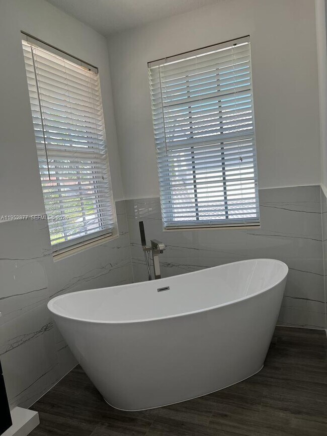 Building Photo - 1971 Harbor View Cir