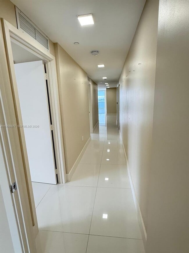 Building Photo - 600 NE 27th St