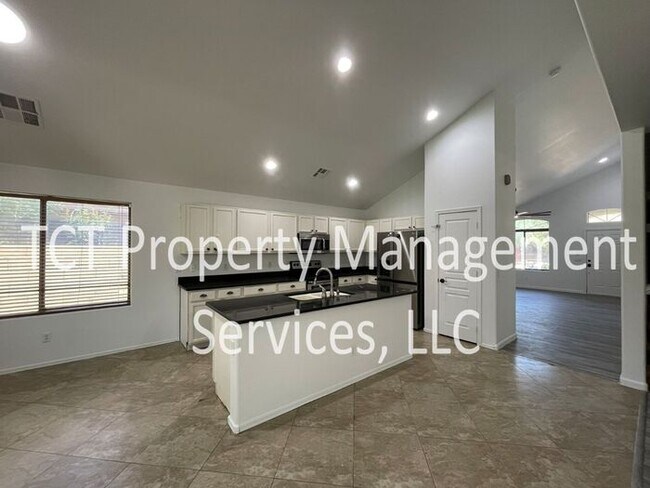 Building Photo - Large 6 Bedroom with Grass Backyard!