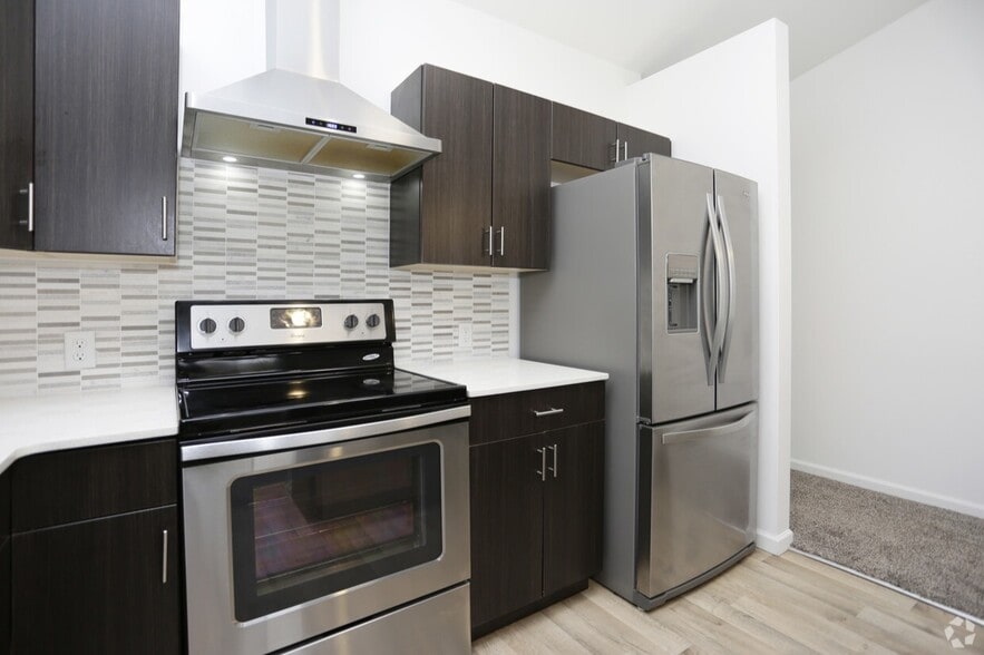 Signature Series Island Kitchen - Keystone Lake Apartments