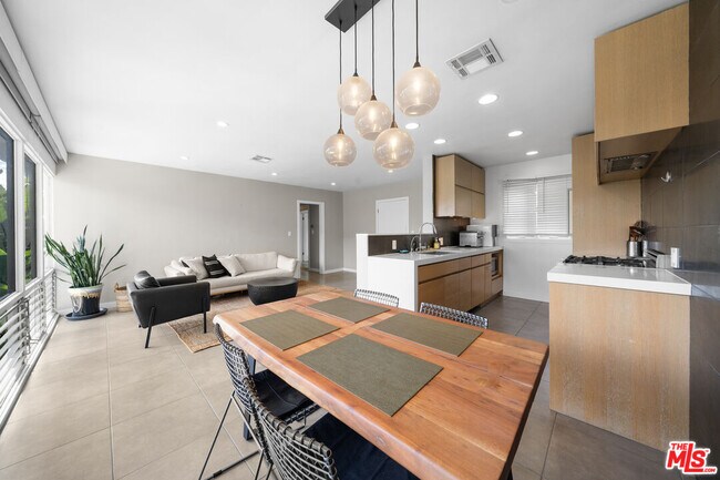 Building Photo - 1145 Larrabee St