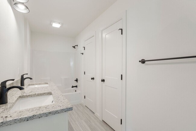 Building Photo - Gorgeous 3 bedroom 2 bathroom home