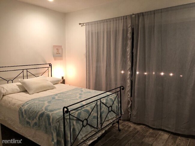 Building Photo - 2220-2238 S Piney Point Rd