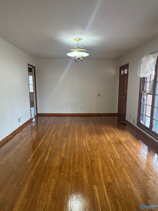 Building Photo - 2005 Rosewood Dr NW