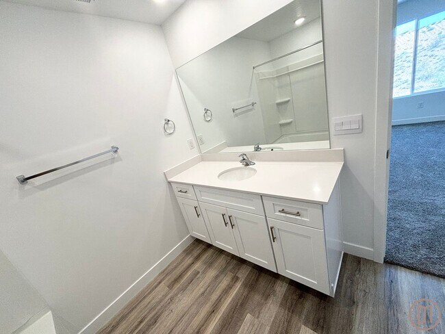 Building Photo - LIKE NEW Home in Long Valley!