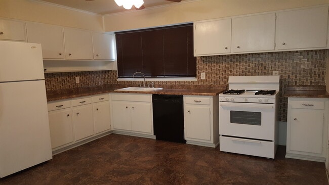 Building Photo - Located in Lawndale!!! 3bedrooms 1bath 1 c...