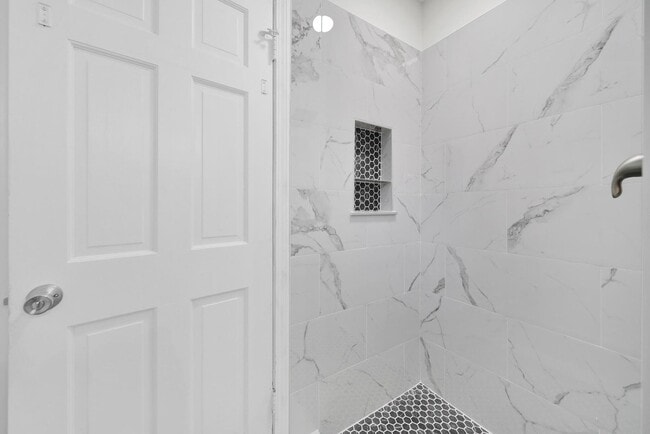 Building Photo - Beautifully Renovated Three Bed Two Bath R...