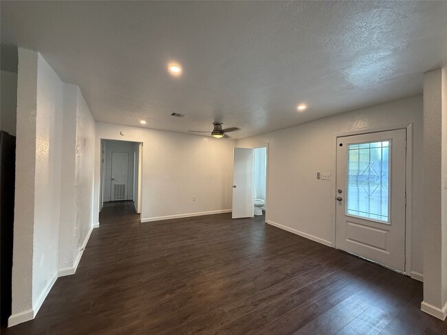 Building Photo - 9433 Rosehaven Dr