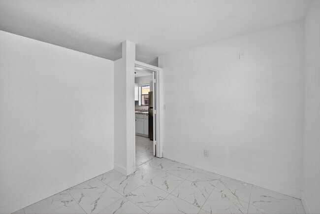Building Photo - Bright & Modern 1-Bedroom Apartment in Pri...
