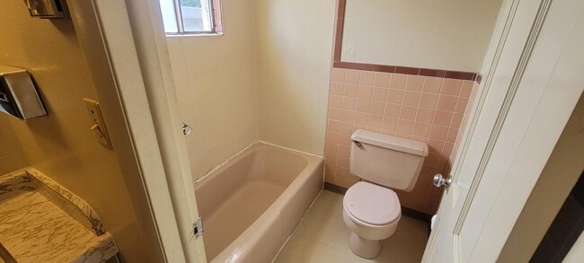 Building Photo - 112 E Cherry St