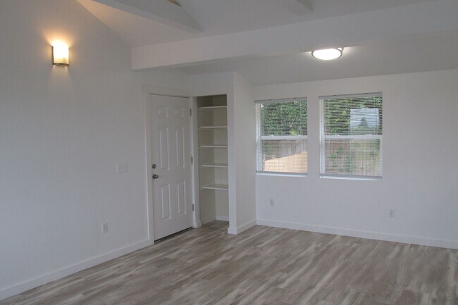 Building Photo - 3 Bedroom House in Mount Vernon