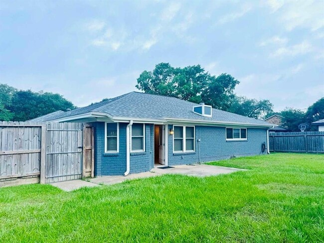 Building Photo - 327 Gentilly Dr