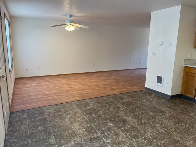 Building Photo - Spacious 3 bed 2.5 Bath Townhome in Cascad...