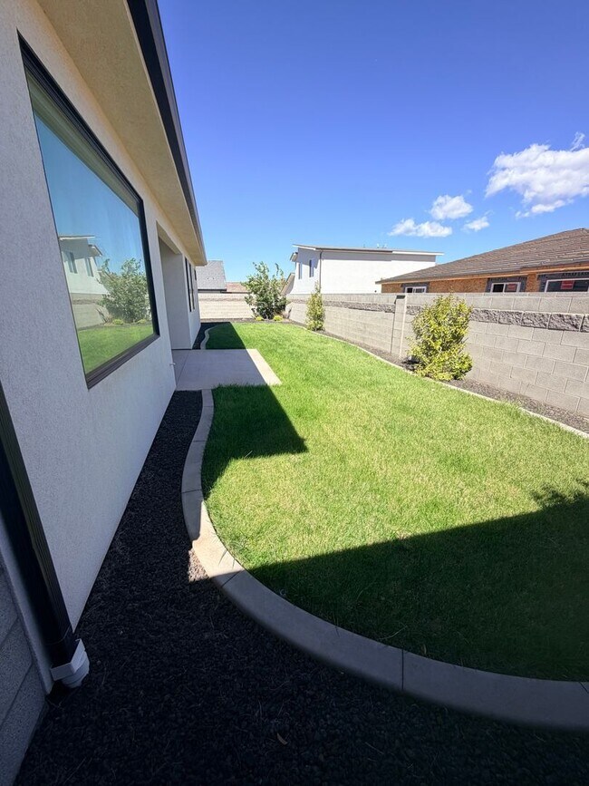 Building Photo - 3 Bedroom, 2 bath home.