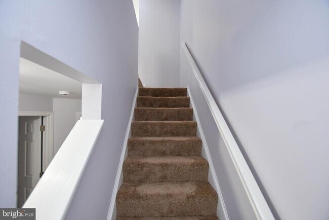 Building Photo - 915 Westlake Dr