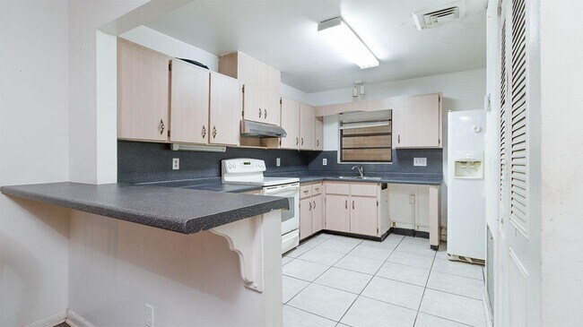 Building Photo - 604 Roselyn Ave