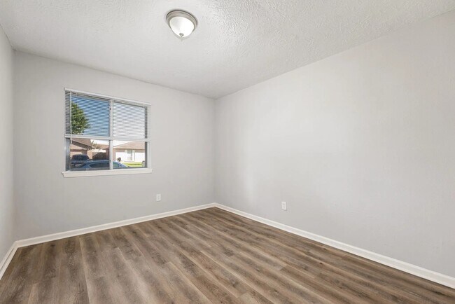 Building Photo - 9806 Thrush St