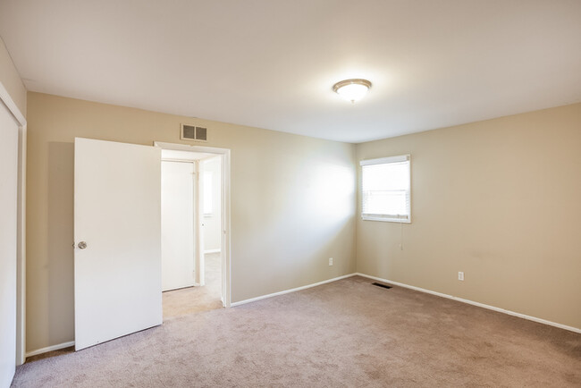 Building Photo - 3 bed 2 bath in Noblesville with fenced in...