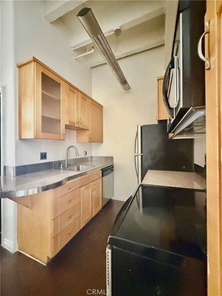 Building Photo - 312 W 5th St