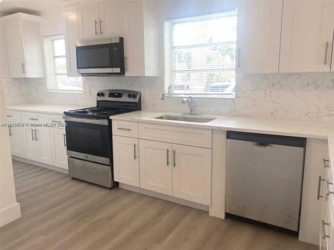 Building Photo - 2 bedroom in Hallandale FL 33009