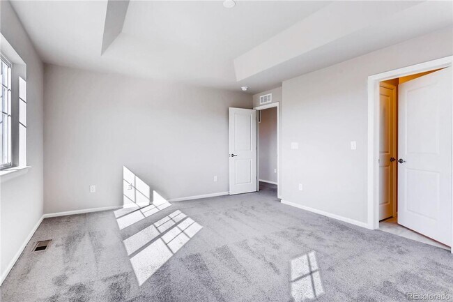 Building Photo - Elegant and spacious home with mountain vi...