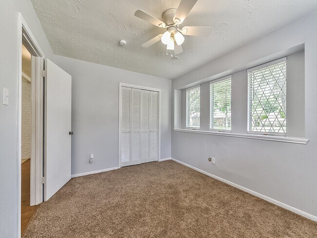 Building Photo - 21335 Park Mt Dr