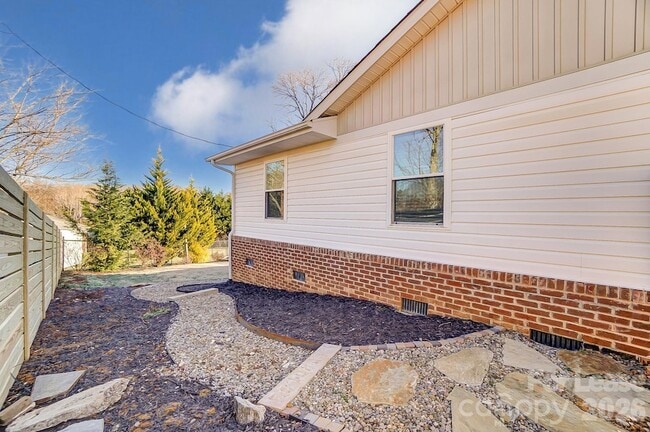 Building Photo - 10 Spruce Pine Dr