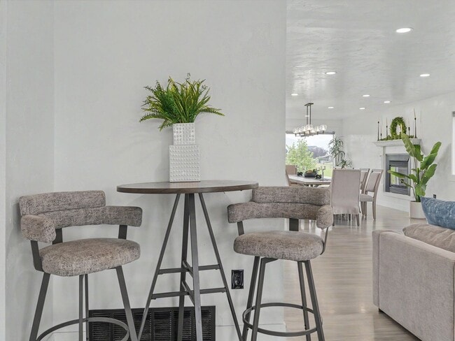 Building Photo - Spacious Furnished Home with Mountain Views and Room to Enjoy