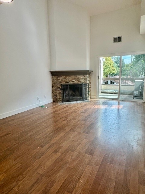 Building Photo - 123 N Villa Way
