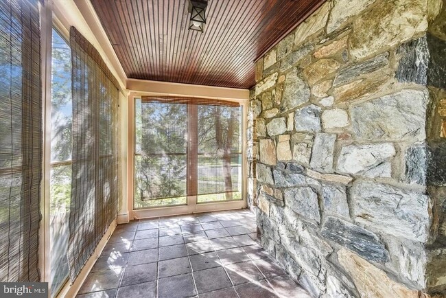 Building Photo - 400 Meadow Ln