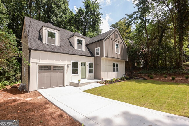 Building Photo - 2908 N Hills Dr NE