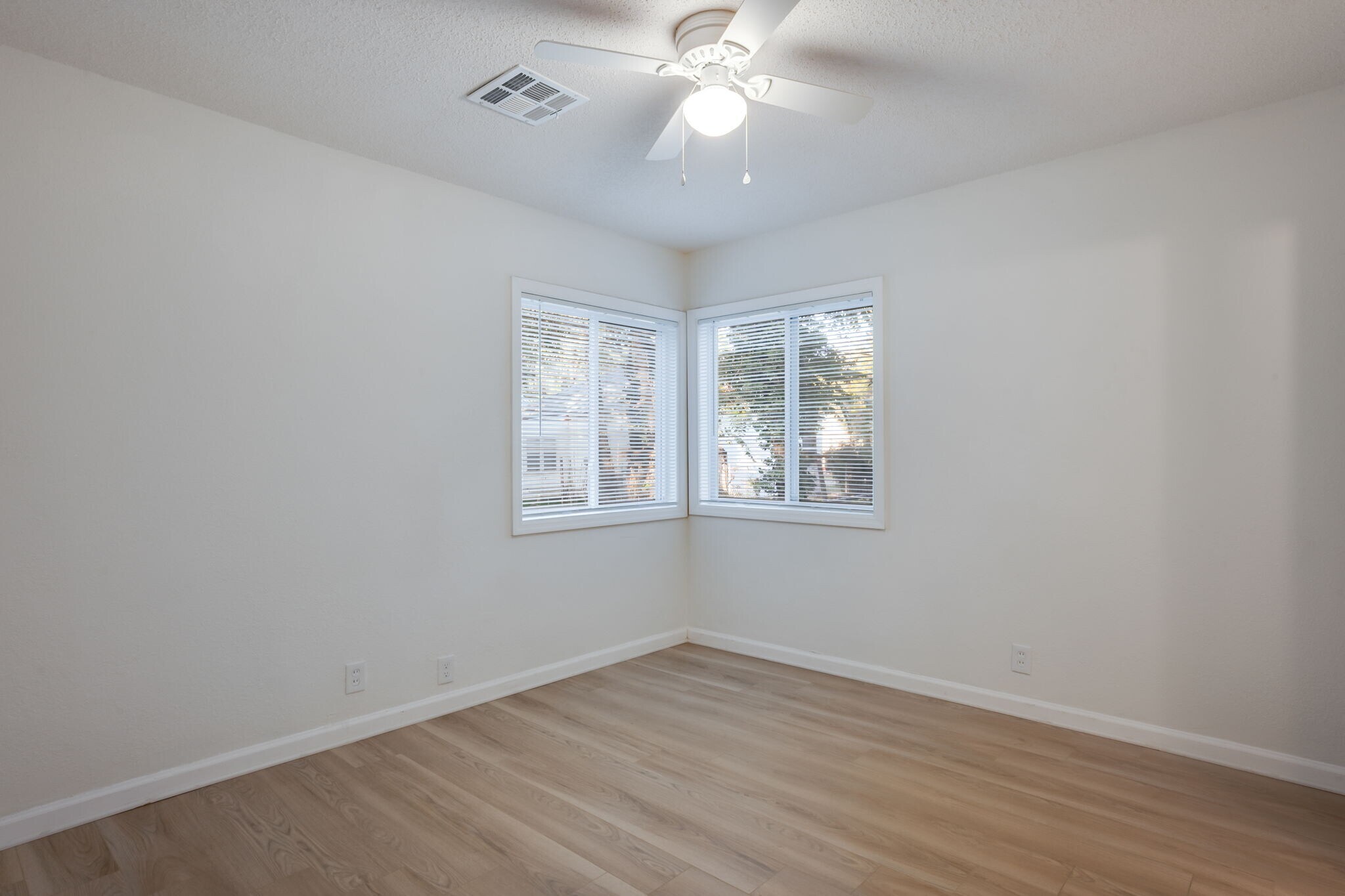 Building Photo - 422 E Funston St